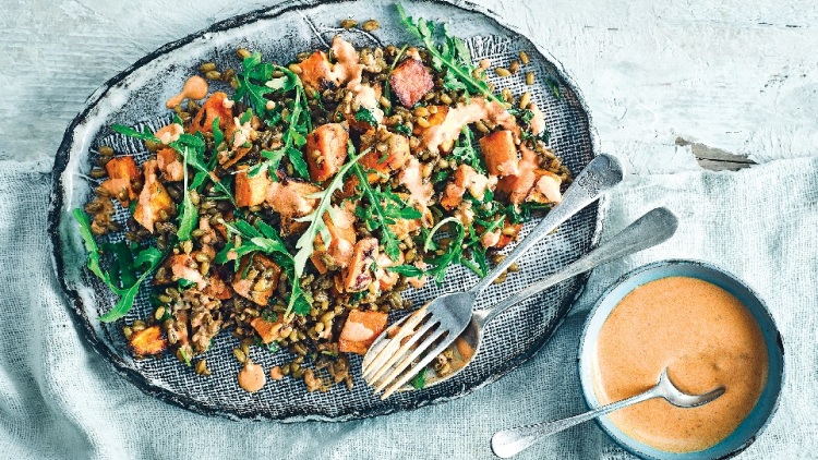 Σαλάτα µε γλυκοπατάτες, freekeh και dressing γιαούρτι – harissa