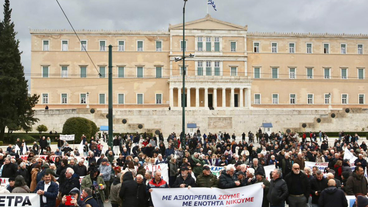 Συνταξιούχοι διαδηλώνουν στο Σύνταγμα, θα ακολουθήσει πορεία προς το Μαξίμου - Κλειστό το κέντρο, δείτε βίντεο και φωτογραφίες 
