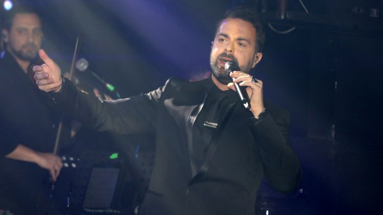 Θύμα επίθεσης ο Ηλίας Βρεττός ενώ τραγουδούσε στην Κύπρο: Τον χτύπησε θαμώνας, ήταν σοκαριστικό, λέει συνάδελφός του