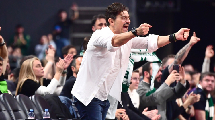 Παναθηναϊκός: Ο Γιαννακόπουλος κατέβηκε στα court seats στην 4η περίοδο και πανηγύρισε έξαλλα τη νίκη επί του Ερυθρού Αστέρα, βίντεο και φωτογραφίες