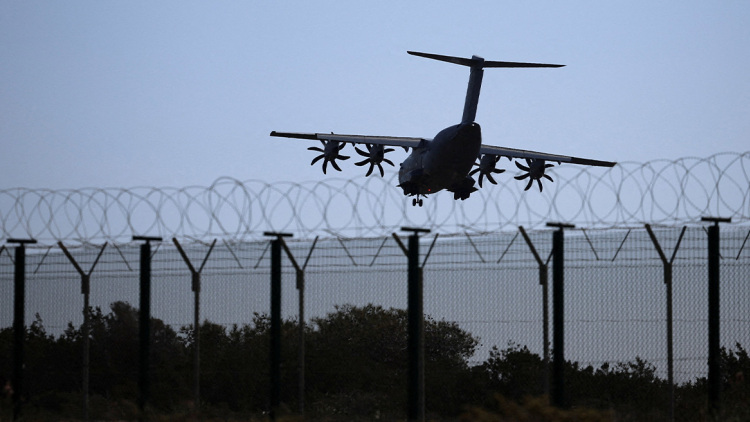 Η Βρετανία έδωσε άδεια στις ΗΠΑ να χρησιμοποιούν τις βάσεις της για πλήγματα κατά του Ιράν για τα Στενά Ορμούζ  - Βίντεο με τον Χαμενεΐ δημοσιοποίησε η Τεχεράνη