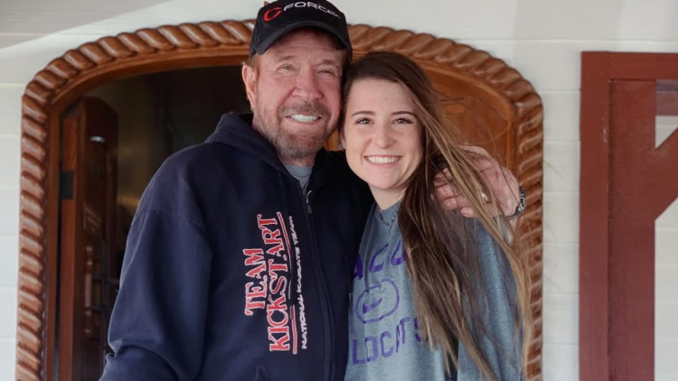 Τσακ Νόρις: Ο κόσμος έχασε έναν θρύλο, αλλά εγώ έχασα τον παππού μου, έγραψε η εγγονή του