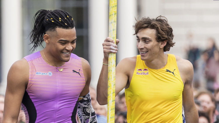 Μάχη μεταλλίου  του Ντουπλάντις με τον Καραλή στον τελικό του Παγκοσμίου πρωταθλήματος 