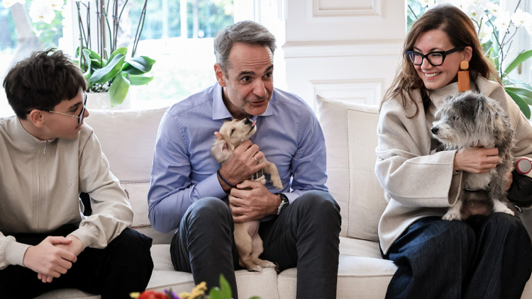 Το βίντεο Μητσοτάκη με τους επαναπατρισθέντες μαζί με τα κατοικίδιά τους στο Μαξίμου, η σύσταση στον Πίνατ