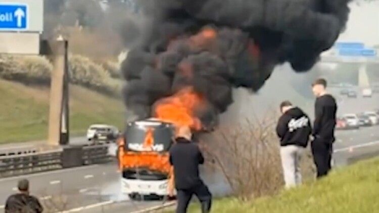 Τυλίχτηκε στις φλόγες πούλμαν με οπαδούς της Σίτι που πήγαινε στο Γουέμπλεϊ, βίντεο 