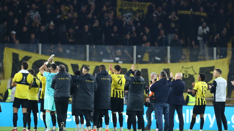 Αποθέωση από τον κόσμο για τους παίκτες της ΑΕΚ: «Πρωτάθλημα θα πάρουμε όλους θα τους τρελάνουμε»
