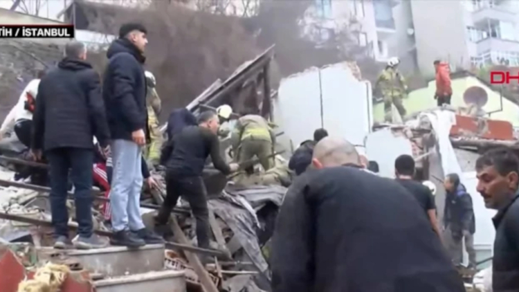 Κατέρρευσε κτήριο στην Κωνσταντινούπολη - Σε εξέλιξη επιχείρηση στα ερείπια, άγνωστος ο αριθμός εγκλωβισμένων