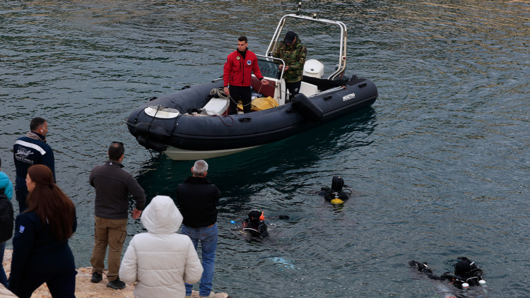 «Πιστεύω πως πέρασε τα κάγκελα και τον τράβηξε μέσα» λέει δύτης για τον αγνοούμενο στα Λιμανάκια, η τραγωδία του 1978 στο Πηγάδι του Διαβόλου
