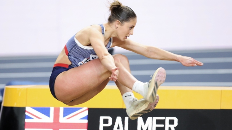 Εξαλλη Βρετανίδα αθλήτρια στον τελικό του μήκους στο Παγκόσμιο κλειστού στίβου: Το σκάμμα δεν ήταν έτοιμο, επανέλαβε το άλμα και την ακύρωσαν για 2 χιλιοστά, δείτε βίντεο