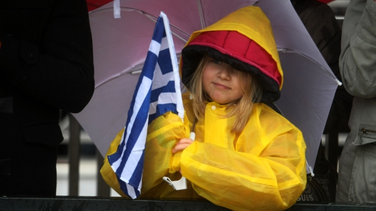25η Μαρτίου: «Με ομπρέλα και μπουφανάκι οι παρελάσεις», τι λένε οι μετεωρολόγοι για το σκηνικό του καιρού
