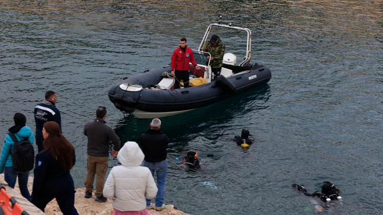 Θρίλερ στα Λιμανάκια Βουλιαγμένης: Ψάχνουν τον 34χρονο δύτη που χάθηκε στο θαλάσσιο πηγάδι βάθους 28 μέτρων, η ιστορία για το «Πηγάδι του Διαβόλου»