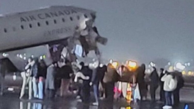 Αεροσκάφος συγκρούστηκε με όχημα στο αεροδρόμιο LaGuardia της Νέας Υόρκης, αναφορές για τραυματίες