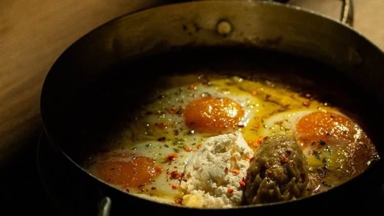 Voukakrato: Για καγιανά με καβουρμά και γαρίδες στον ξυλόφουρνο, στα Λαδάδικα