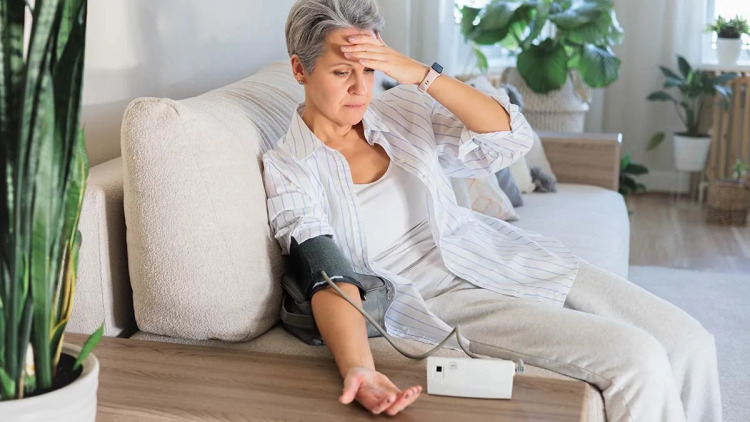 Γιατί η αρτηριακή πίεση ανεβαίνει το πρωί; Ο ειδικός εξηγεί πότε να ανησυχήσουμε
