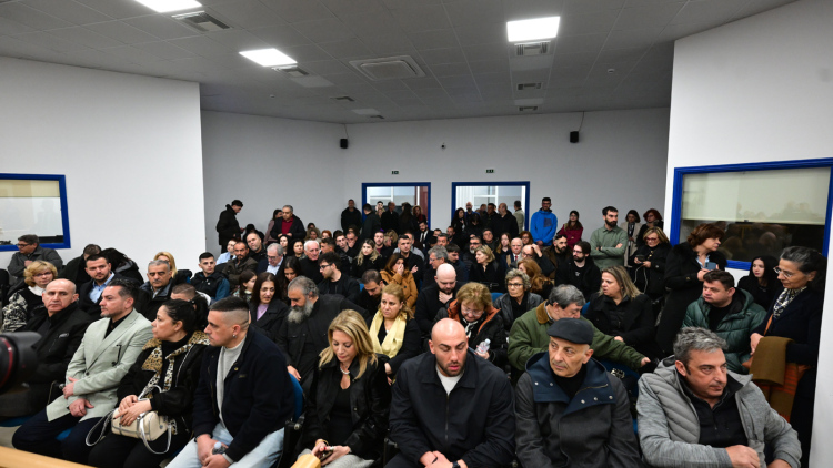 Διεκόπη η δίκη για τα Τέμπη για να αποφασίσουν για την αίθουσα, μετά τις έντονες αντιδράσεις για τη χωρητικότητά της - Παρών μόνο ένας από τους κατηγορούμενους