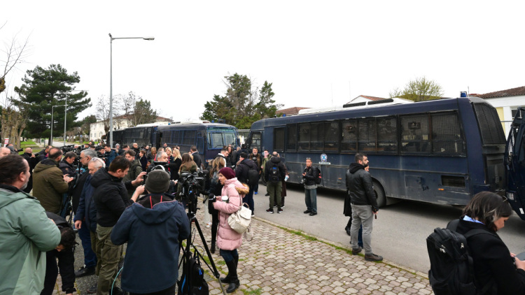 Ξεκινά η δίκη για τα Τέμπη, άνοιξαν οι πόρτες για τους συγγενείς, 36 οι κατηγορούμενοι, πάνω από 350 οι μάρτυρες, δείτε live όλες τις εξελίξεις