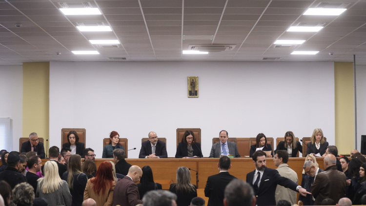 Συνεχίζεται η δίκη για τα Τέμπη μετά τις έντονες αντιδράσεις για τη χωρητικότητα της αίθουσας, αντιδρούν οι συνήγοροι και απειλούν με αποχώρηση