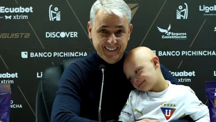 Προπονητής έδωσε συνέντευξη αγκαλιά με τον γιο του που έχει σύνδρομο Down – Συγκλονιστικό βίντεο
