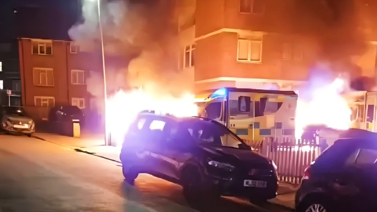 Εμπρηστική επίθεση σε κτίριο εβραϊκής οργάνωσης στο βόρειο Λονδίνο: Καταστράφηκαν ολοσχερώς ασθενοφόρα, ακούστηκαν εκρήξεις