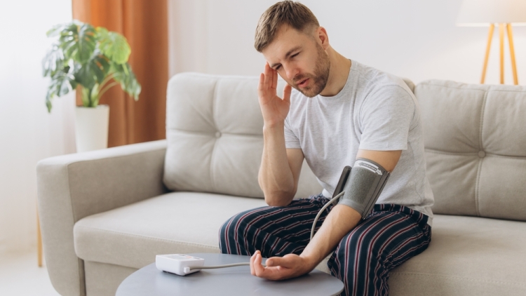 Γιατί η αρτηριακή πίεση ανεβαίνει το πρωί; Ο ειδικός εξηγεί πότε να ανησυχήσουμε