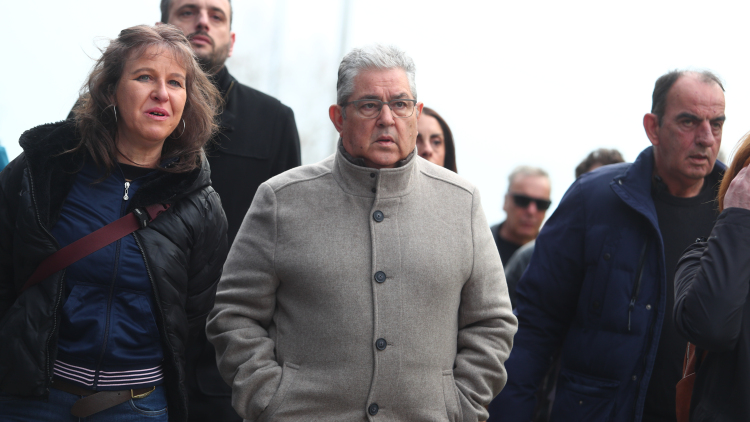 Στη Λάρισα ο Δημήτρης Κουτσούμπας: «Είμαστε στο πλευρό των συγγενών»
