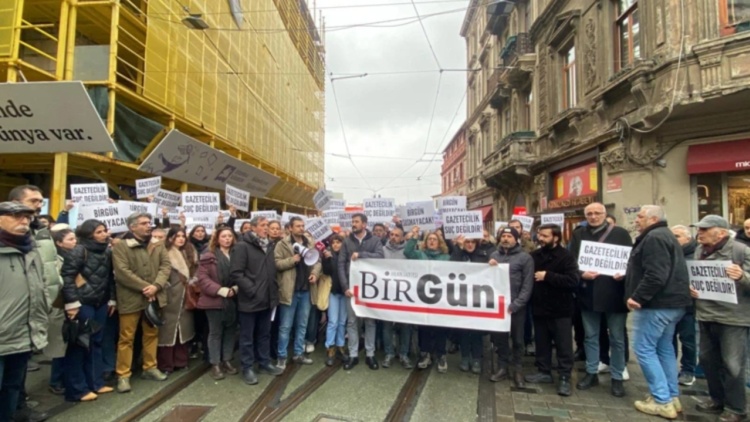 Αντιδράσεις στην Τουρκία για την προφυλάκιση δημοσιογράφου της αντιπολιτευόμενη εφημερίδα BirGün