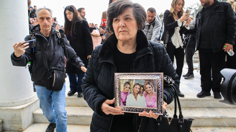Με τη φωτογραφία των τριών κοριτσιών στα χέρια η μαυροντυμένη γιαγιά της οικογένειας Πλακιά στη δίκη για τα Τέμπη, δείτε φωτογραφίες