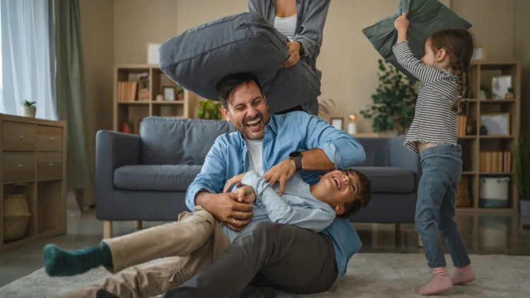 Γέλιο και ζωηρό παιχνίδι ενισχύουν τον δεσμό γονιών παιδιών – Ο ρόλος του πατέρα
