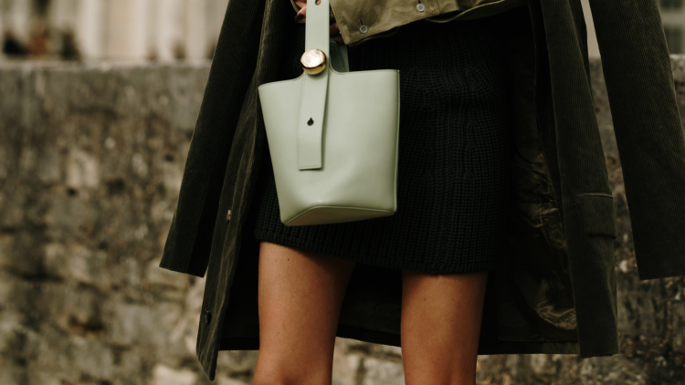 Το συστατικό που μπορεί να μεταμορφώσει τους ξηρούς αγκώνες και τα γόνατα
