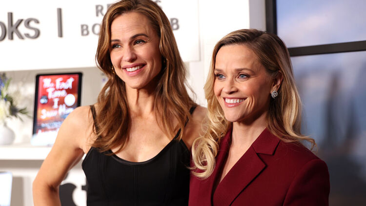 Η Τζένιφερ Γκάρνερ παίζει σαξόφωνο για τη Ριζ Γουίδερσπουν: Το γκριντζ και αστείο βίντεο