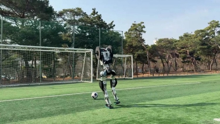 «Σέντερ φορ από… μέταλλο»: Το ρομπότ που τελειώνει φάσεις σαν τον Χάρι Κέιν (vid)
