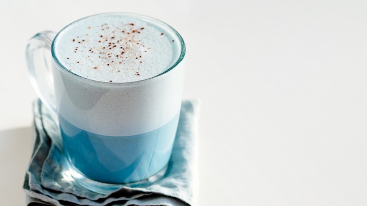 Σπιρουλίνα: Πόσο ωφελεί τον οργανισμό και γιατί αξίζει να εντάξουμε τον «μπλε latte» στις συνήθειές μας;