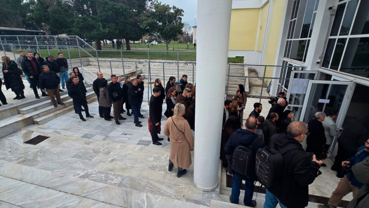 Ξεκινά η δίκη για τα Τέμπη, άνοιξαν οι πόρτες για τους συγγενείς, 36 οι κατηγορούμενοι, πάνω από 350 οι μάρτυρες, δείτε live όλες τις εξελίξεις