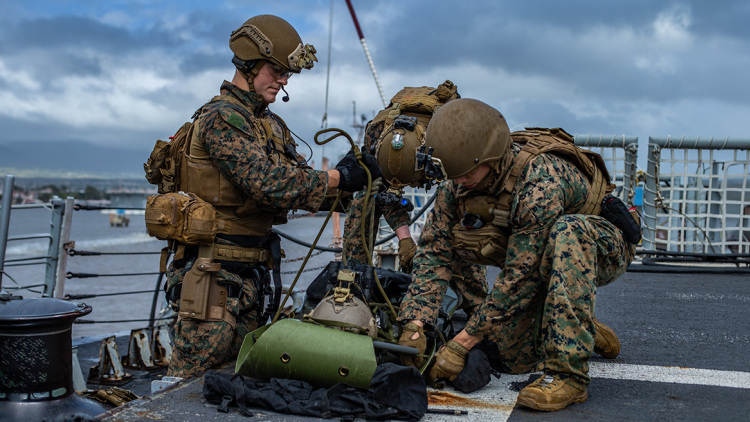 WSJ: Χιλιάδες πεζοναύτες φτάνουν στη Μέση Ανατολή την Παρασκευή, τη μέρα που λήγει το τελεσίγραφο Τραμπ στο Ιράν - Η Τεχεράνη έχει βάλει 12 νάρκες στα Στενά του Ορμούζ, λέει το CBS
