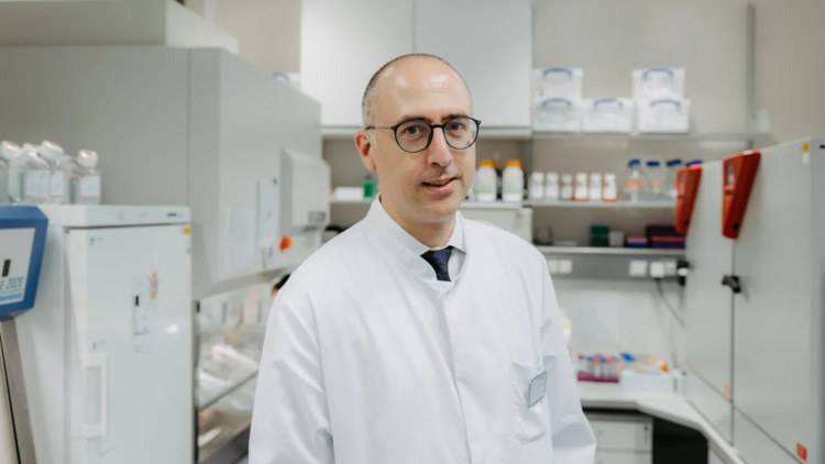 «Θέλουμε να θεραπεύσουμε ασθενείς»: Ο Έλληνας επιστήμονας που δοκιμάζει CAR-T κύτταρα στα αυτοάνοσα
