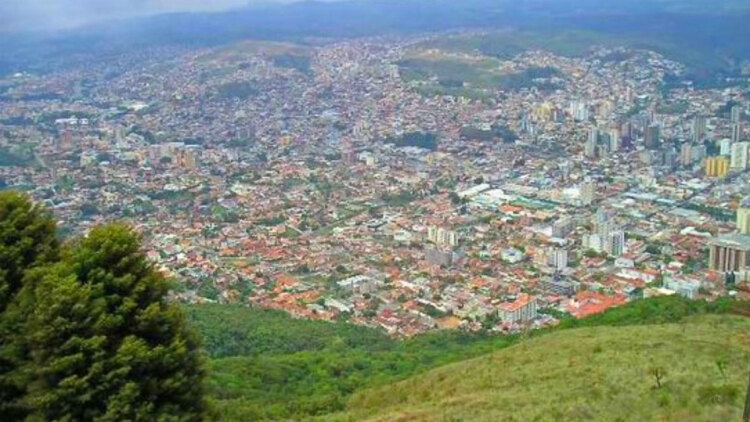 Η πόλη που χτίστηκε μέσα σε ηφαίστειο και έχει 18°C όλο τον χρόνο