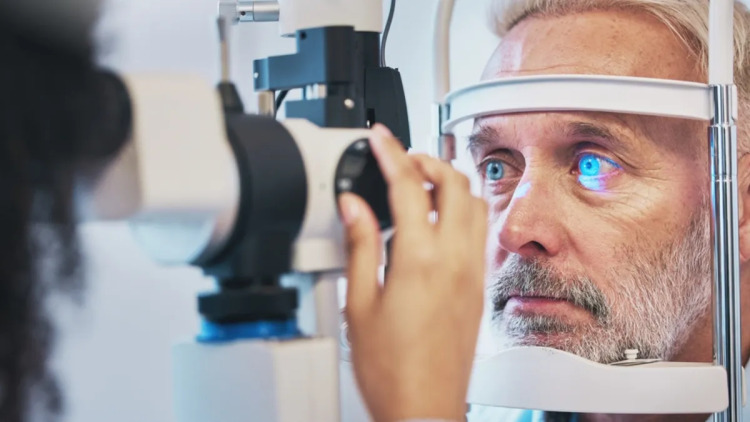 Όραση: Μπορεί μια εξέταση ματιών να «δείξει» πρώιμα σημάδια άνοιας; Τι λέει η επιστήμη
