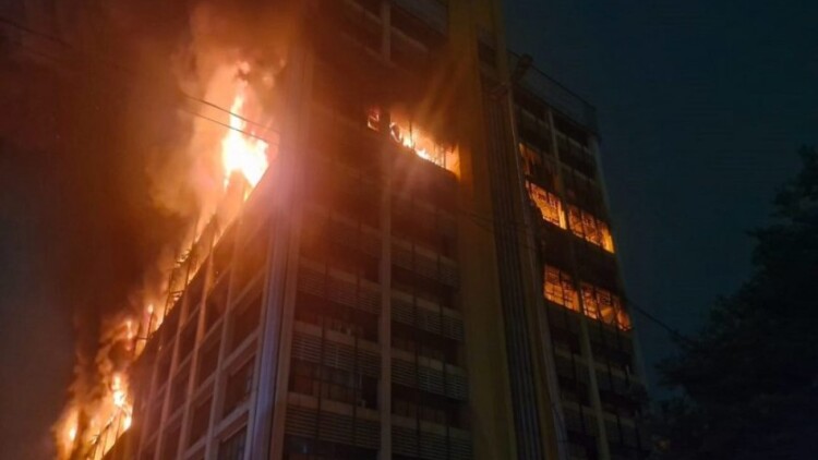 Μεγάλη πυρκαγιά σε κτίριο με κυβερνητικές υπηρεσίες στη Νότια Αφρική, βίντεο