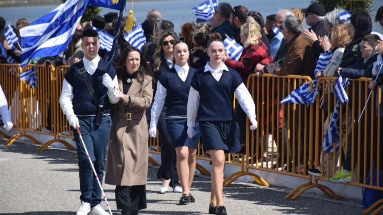 Μεσολόγγι: Χειροκροτήθηκε στη μεγάλη παρέλαση ο τυφλός σημαιοφόρος από το Γυμνάσιο της Γαβαλούς