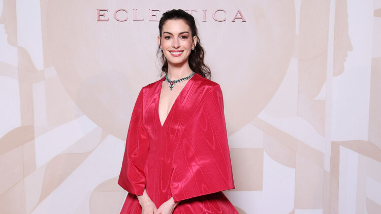 Αν Χάθαγουεϊ: Με εντυπωσιακή κόκκινη τουαλέτα στο Μιλάνο