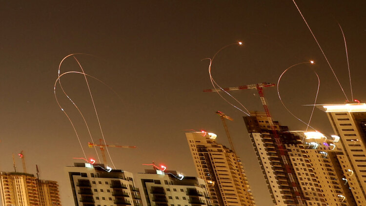 Ο Τραμπ «παγώνει» τα πλήγματα σε υποδομές-κλειδιά του Ιράν και μιλά για επαφές, «fake news» λέει η Τεχεράνη και σφυροκοπά το Ισραήλ