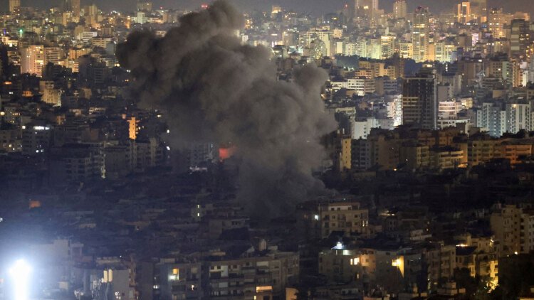 Ο Τραμπ «παγώνει» τα πλήγματα σε υποδομές-κλειδιά του Ιράν και μιλά για επαφές, fake news λέει η Τεχεράνη και σφυροκοπά το Ισραήλ