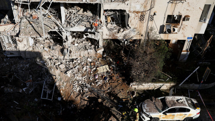 Εκρήξεις και τραυματίες στο Ισραήλ από ιρανικούς πυραύλους, διαψεύδει η Τεχεράνη τους ισχυρισμούς Τραμπ για «σημεία συμφωνίας»