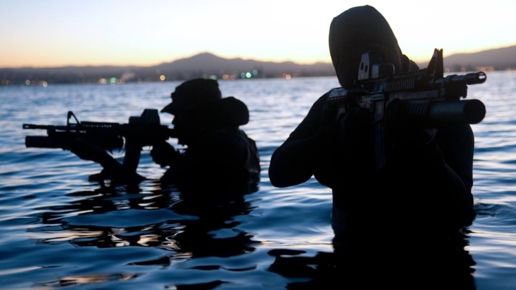 Μυστική επιχείρηση των ΗΠΑ στο Ορμούζ: Οι Navy SEALs εξουδετέρωναν επί τέσσερις μήνες ιρανικές νάρκες 