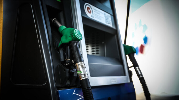 Fuel Pass και επιδοτήσεις: Πώς μοιράζονται σε οικογένειες με 2 αυτοκίνητα, ποιοι κερδίζουν από το νέο πακέτο