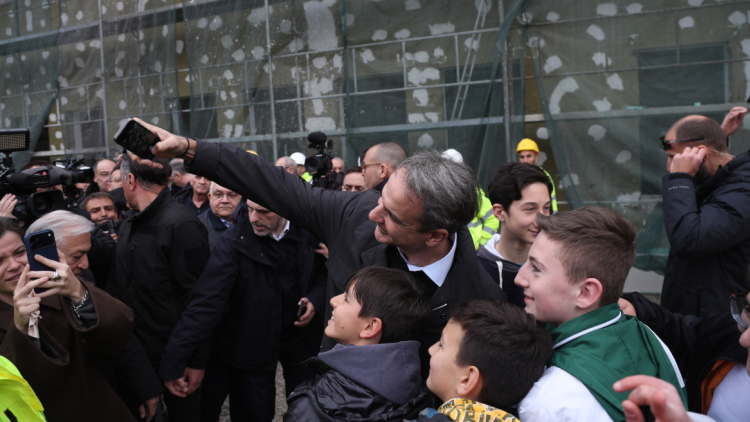 Το βίντεο Μητσοτάκη για την επίσκεψη του στη Θεσσαλονίκη: Η συνάντηση με τους μαθητές από την Αθήνα, οι selfies και η παραδοσιακή πρασοπιτα


