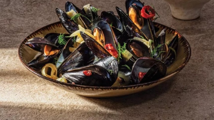 Μύδια, στρείδια κι άλλα όστρακα: Πώς τα καθαρίζουμε και τα μαγειρεύουμε σωστά στο σπίτι
