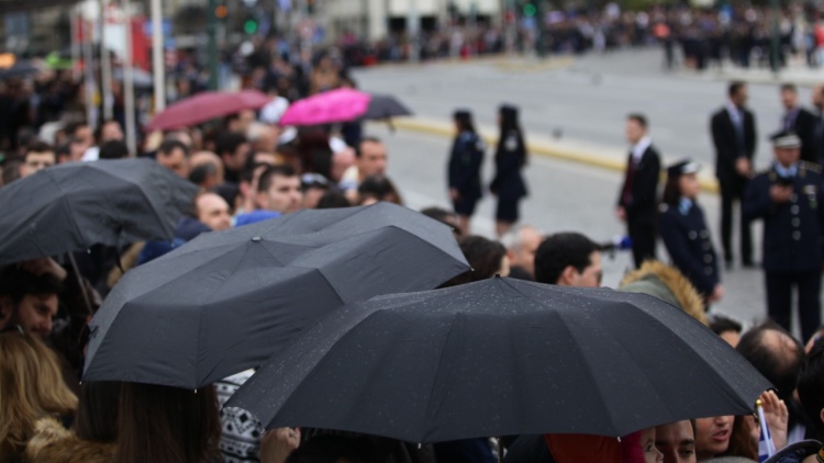 Καιρός: Βροχές και βοριάδες σήμερα, παρελάσεις με ομπρέλες σε πολλές περιοχές αύριο 