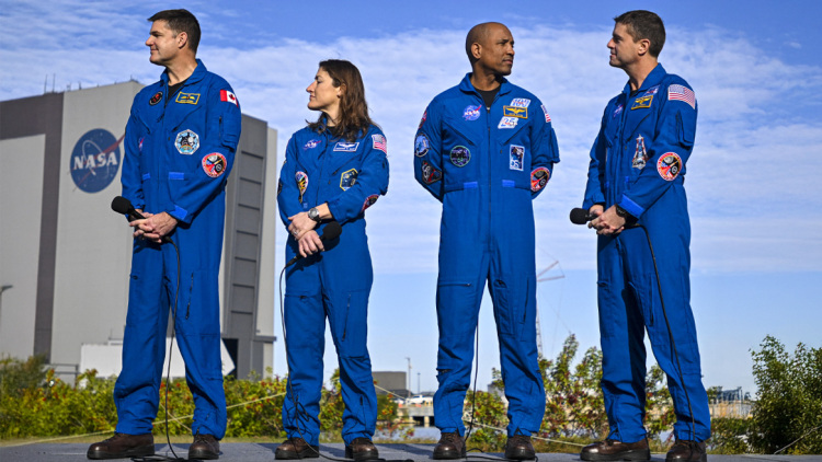 Το μεγάλο στοίχημα της επιστροφής του ανθρώπου στη Σελήνη με την Artemis II: Τα τέσσερα μέλη της αποστολής, το Orion και οι τεράστιοι κίνδυνοι