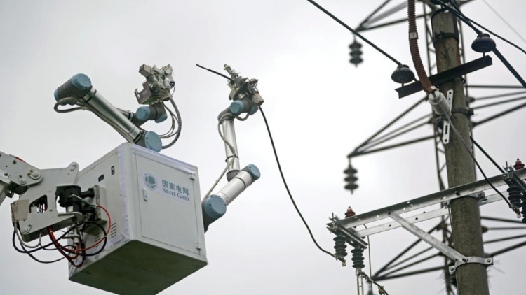Ρομπότ ηλεκτρολόγος στην Κίνα: Επισκεύασε επιτυχώς γραμμή ρεύματος 10kV